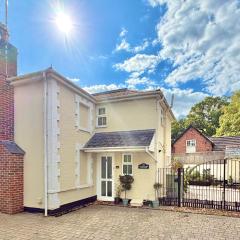 Gateman's Cottage - Three Bedroom Detached Home - Free Parking - Close to New Forest and Beaches