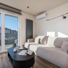 Air Conditioned Studio with Mountain View, Parking and Balcony by Noclegi Renters
