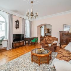 Heritage One Bedr Apartment by the Gates of Dawn by Reside Baltic