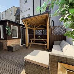 Coastal Comfort Seaside Cabin with Spacious Garden