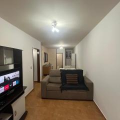 Apartamento de 01 dormitório no centro, 100m da praia