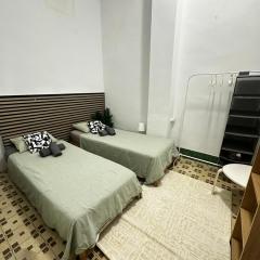1- Habitación interior con aire acondicionado y con baño independiente
