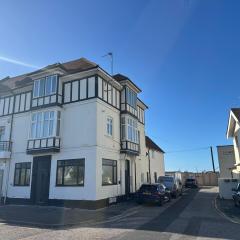 Coastline Retreats - Stunning Sea View Apartment, Netflix