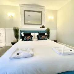 Coastline Retreats - Stunning Sea View Apartment, Netflix