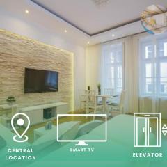 Cozy Hideaway on Szervita Square