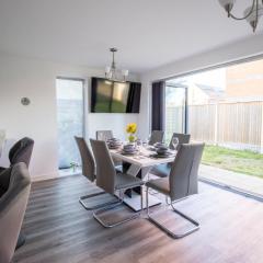 Luxury Deluxe Favoured Home - 4 bedroom - 10 Guests - Contractors Welcome