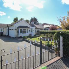 Spacious 3-Bed Bungalow with Parking in Pensby by Rework Accommodation