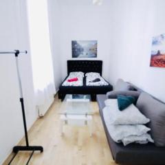 Elegant & Modern 3BR Apartment Near Augarten Park
