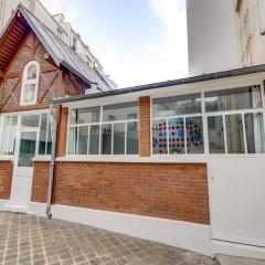 The Tour Pavilion - Calm and Bright
