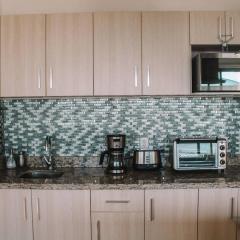 Modern condo 9 minutes from the beach