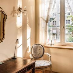 Cosmo - Old Money Apartment