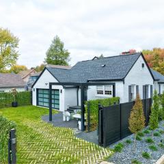 Ivy Grace - 4 Br, Stylish, Pet-friendly Retreat