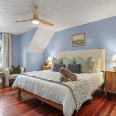 Family & dog-friendly house w pool & entertainment galore! Halfway to Downtown Savannah and Tybee Beach