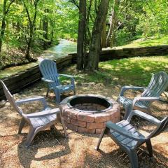 Bana's Place-2 beds- Sleeps 4-River View-Fire Pit-FREE Tickets!