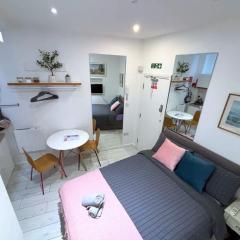 Charm Retreat in central Brighton- Studio Apartment with kitchenette