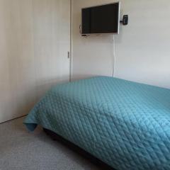 Habitación con baño privado y estacionamiento