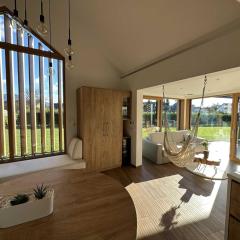 Elegant Warm Bliss Hideaway Escape Lodge - Holiday Home with Hot-Tub