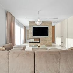 Villa Freedom - Five Bedroom House with Balcony