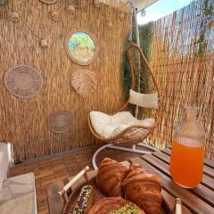 Chambre simple avec terrasse privée - Proche tram et centre - Cuisine et Salle de bain en partage