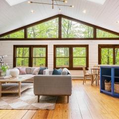 Half Moon by AvantStay 4BR Cabin w Large Deck Yard w Patio Outdoor Dining