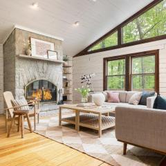 Half Moon by AvantStay 4BR Cabin w Large Deck Yard w Patio Outdoor Dining