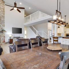 The Nest at Pinecrest by AvantStay Spacious Deck Game Room Fire Pit
