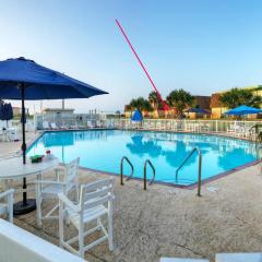 Port A Escape w Pools Patio Walk to Beach La Concha by AvantStay