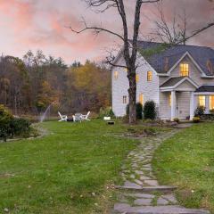 Cortland by AvantStay Charming Heritage Estate w Private Lake Pool