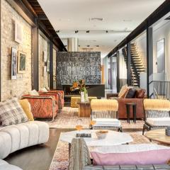 Paramount Place by AvantStay 4 Story Apartment in Heart of Austin w Movie Theatre