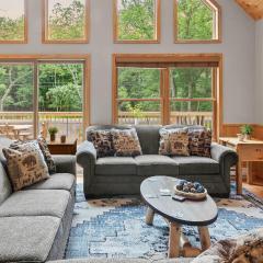 Bluejay Getaway by AvantStay Walk to Lake 7BDR Hot Tub Pool Table