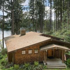 Goss Lake Chalet by AvantStay Lakefront w Dock Fire Pit Outdoor Dining Area