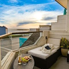 2 Cayucan Bungalows Steps to Beach Shared Lounge Sleeps 12