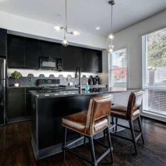 Chic Midtown Hideaway Top floor with Balcony