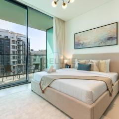 Studio Just Minutes Drive from Miracle Garden, Near Local Parks and Circle Mall, Binghatti Azure, JVC by Deluxe Holiday Homes