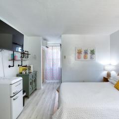 6 Pineapple Shores Retro Inn Queen Studio