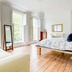 Georgian Residence - Sleeps 8, 4BR plus Parking