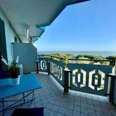 Beachfront flat with sea view