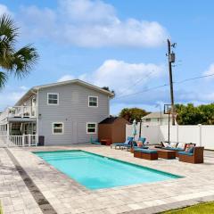 Sunny Upper Level 1 Block from 2 Beaches w/Private Pool, High-Speed Wi-Fi