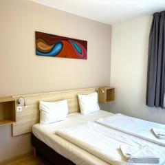 Prime Stay - Modern 3 Bedroom Family Apartment & Parking Included