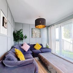 Comfy Stylish Unit Near Canary Wharf l Top Floor Ideal for Business and Leisure Privacy l No Minimum Stay I