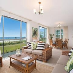 King Tide -Broadbeach 3BR with Ocean Views & Balcony