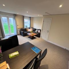 Sleeps8-FamilyFriendly-FreeParking-30MinToHeathrow