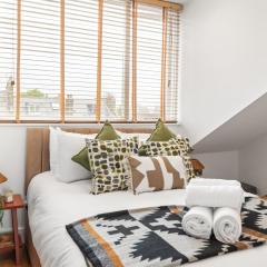 Sunny TopFloor 1BR , Balcony Views Sleeps 3
