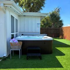 Spacious Family Home! Hot Tub, Putting golf &BBQ