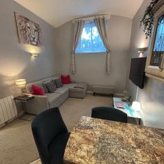 Cosy County House apartment with free private parking Sleeps up to four guests