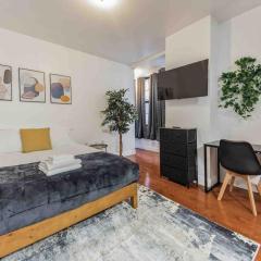 Cozy Studio Across from Convention Center - 3R