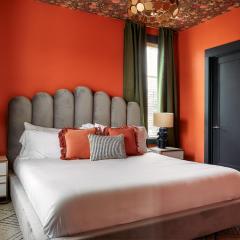 Modern Penthouse with Courtyard in Trendy 12 South, 1 of 7 Themed Lofts at Cowrite, Find Coffee and Tacos Downstairs, Complimentary Spin Class, Walk to Shopping in 12 South, 10 Minutes to Broadway, Parking, 24 Hr Hospitality