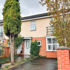 BrumStay - 4 Bedrooms TownHouse sleeps 6 with Driveway Parking and Garden