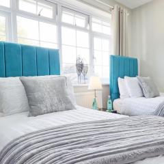 Large House Erith DA8 - 6 BDR - Sleeps up to 12 Guest - Parking - Garden - WiFi- Contractors - Families - Groups - Discounts Available for Long Term Bookings!