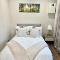 Large House Erith DA8 - 6 BDR - Sleeps up to 12 Guest - Parking - Garden - WiFi- Contractors - Families - Groups - Discounts Available for Long Term Bookings!